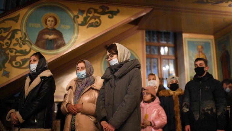 Верующие во время Рождественского богослужения в Вознесенском кафедральном соборе в Новосибирске Верующие во время Рождественского богослужения в Вознесенском кафедральном соборе в Новосибирске