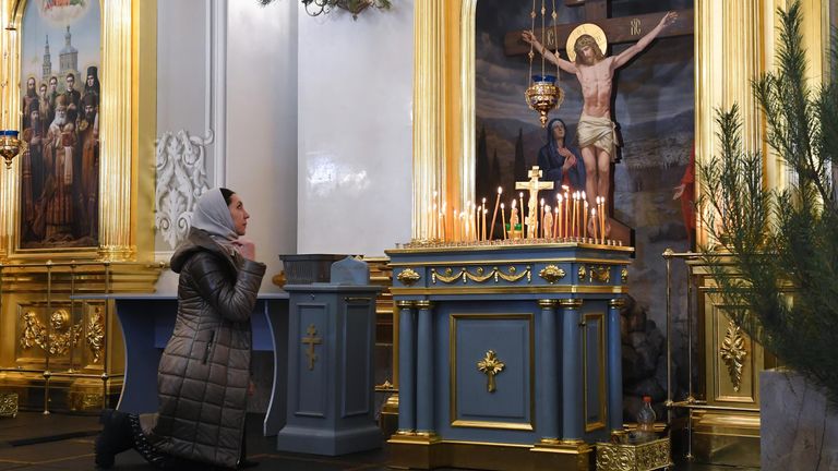 Верующая перед началом Рождественского богослужения в соборе Казанской иконы Божией Матери в Казани Верующая перед началом Рождественского богослужения в соборе Казанской иконы Божией Матери в Казани