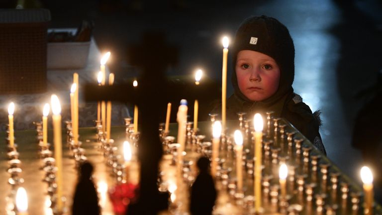 Мальчик во время Рождественского богослужения в Святотроицком кафедральном соборе в Екатеринбурге Мальчик во время Рождественского богослужения в Святотроицком кафедральном соборе в Екатеринбурге