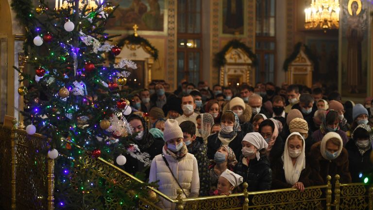 Верующие во время Рождественского богослужения в Вознесенском кафедральном соборе в Новосибирске Верующие во время Рождественского богослужения в Вознесенском кафедральном соборе в Новосибирске