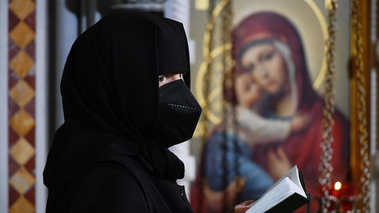 Монахиня на ночном Рождественском богослужении в храме Христа Спасителя в Москве Монахиня на ночном Рождественском богослужении в храме Христа Спасителя в Москве