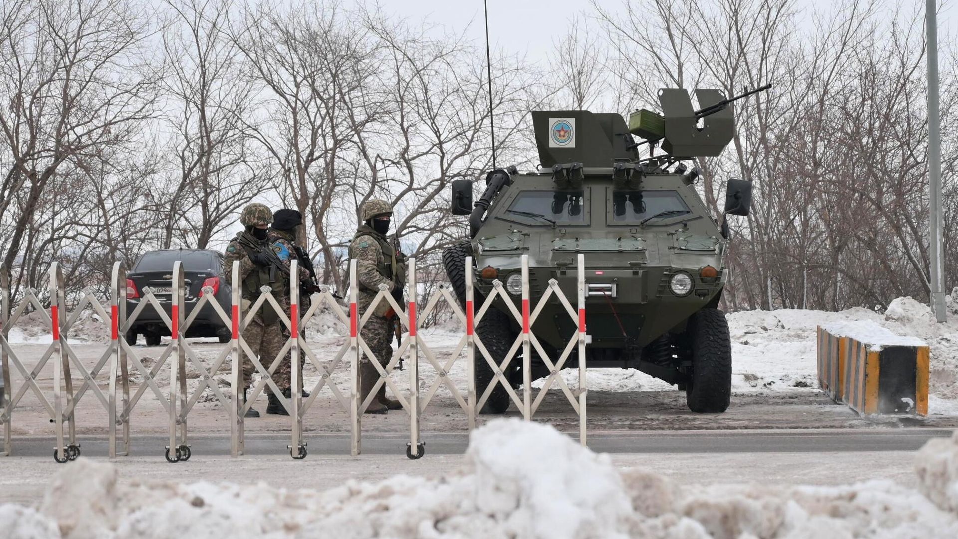 Военнослужащие дежурят на одной из улиц в Нур-Султане Военнослужащие дежурят на одной из улиц в Нур-Султане - РИА Новости, 1920, 07.01.2022
