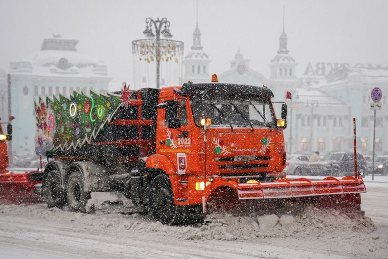 Городские службы оперативно устраняют последствия сильного снегопада, пришедшего в Москву во вторник и в среду. По данным метеорологов, всего в столице за эти дни выпало 15% месячной нормы осадков. Прирост свежего снега составил до 6 сантиметров, уточнили в комплексе городского хозяйства Москвы. Наибольшее количество осадков было зафиксировано в центре, на севере, северо-востоке, юго-востоке и юго-западе столицы. Городские службы оперативно устраняют последствия сильного снегопада, пришедшего в Москву во вторник и в среду. По данным метеорологов, всего в столице за эти дни выпало 15% месячной нормы осадков. Прирост свежего снега составил до 6 сантиметров, уточнили в комплексе городского хозяйства Москвы. Наибольшее количество осадков было зафиксировано в центре, на севере, северо-востоке, юго-востоке и юго-западе столицы.
