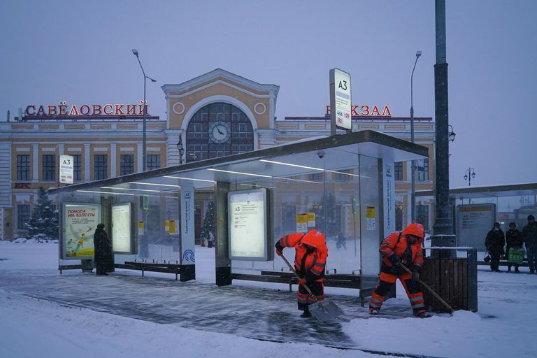 В Москве за уборку снега на дорогах и транспортных узлах, тротуарах и пешеходных зонах отвечают специалисты ГБУ Автомобильные дороги, а также подведомственные префектурам административных округов города Москвы ГБУ Автомобильные дороги АО и ГБУ Жилищник. В их же зоне ответственности – чистота остановок. Для этих работ в Москве в преддверие снегопада были созданы бригады ручной уборки. В Москве за уборку снега на дорогах и транспортных узлах, тротуарах и пешеходных зонах отвечают специалисты ГБУ Автомобильные дороги, а также подведомственные префектурам административных округов города Москвы ГБУ Автомобильные дороги АО и ГБУ Жилищник. В их же зоне ответственности – чистота остановок. Для этих работ в Москве в преддверие снегопада были созданы бригады ручной уборки.