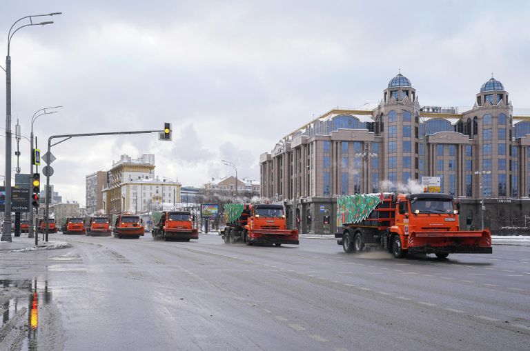 Температура воздуха в Москве приближается к нулю градусов, что способствует образованию гололедицы. Поэтому особо опасные участки улично-дорожной сети проходят противогололедную обработку. В работе используют комбинированную дорожную машину ЭДК500К на базе КАМАЗа. Она одновременно обрабатывает дорогу противогололедными материалами и чистит ее с помощью плуга и щетки. Цикл будут повторять по мере необходимости Температура воздуха в Москве приближается к нулю градусов, что способствует образованию гололедицы. Поэтому особо опасные участки улично-дорожной сети проходят противогололедную обработку. В работе используют комбинированную дорожную машину ЭДК500К на базе КАМАЗа. Она одновременно обрабатывает дорогу противогололедными материалами и чистит ее с помощью плуга и щетки. Цикл будут повторять по мере необходимости