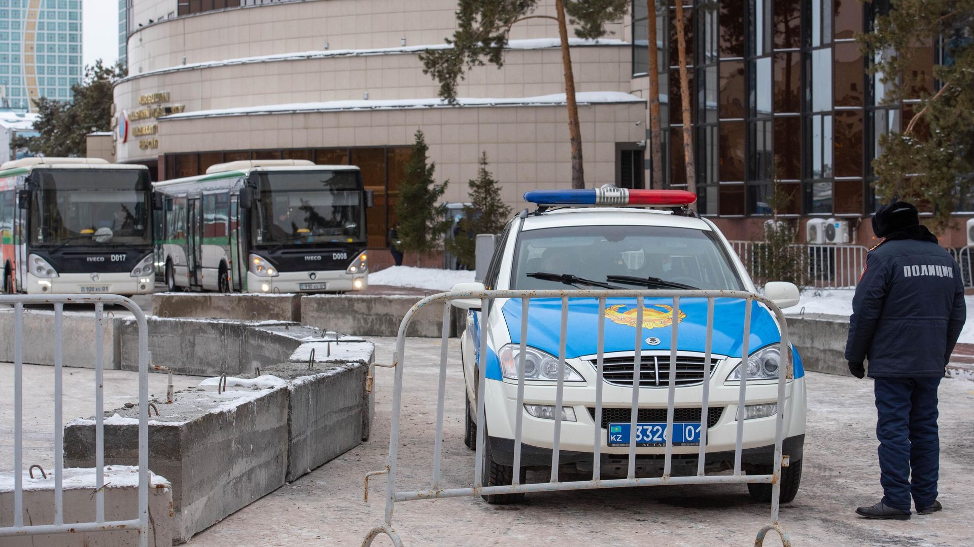 Полицейский автомобиль у здания маслихата в Нур-Султане Полицейский автомобиль у здания маслихата в Нур-Султане - РИА Новости, 1920, 07.01.2022