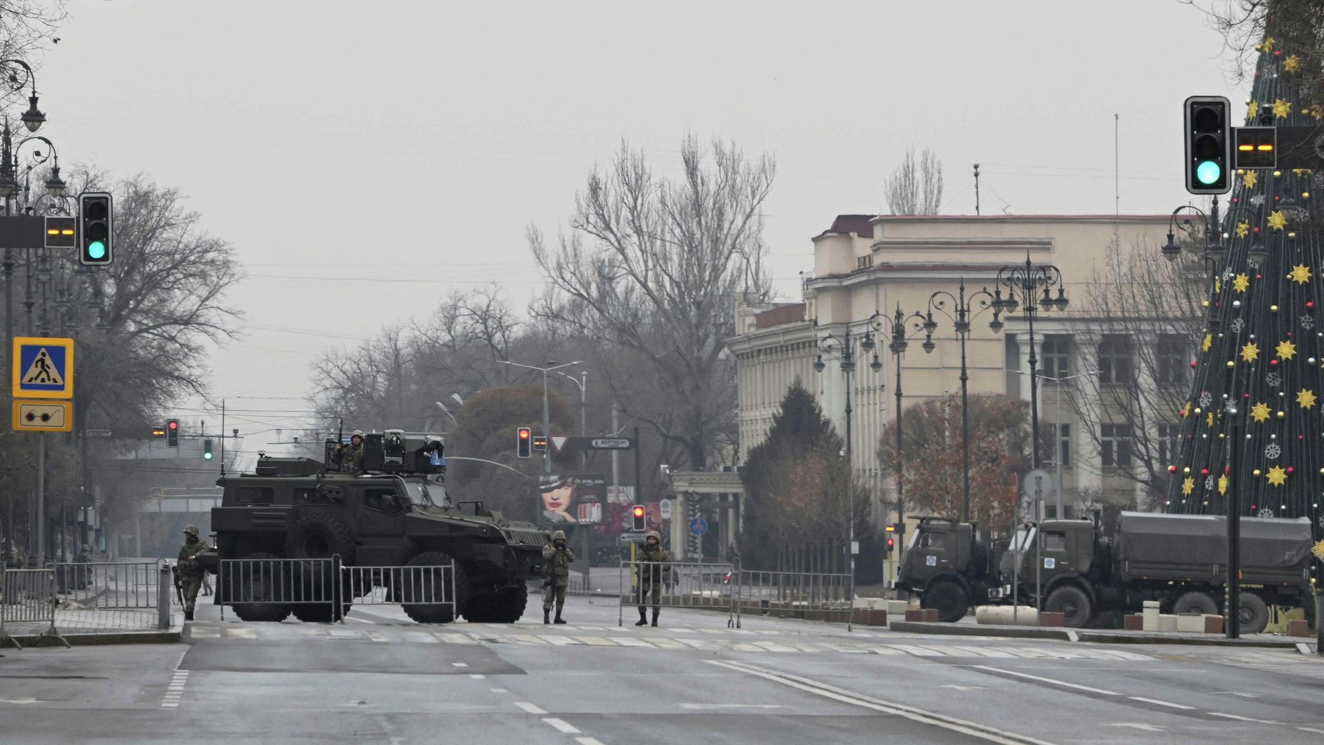 Военные на блок-посту в Алма-Ате Военные на блок-посту в Алма-Ате - РИА Новости, 1920, 07.01.2022