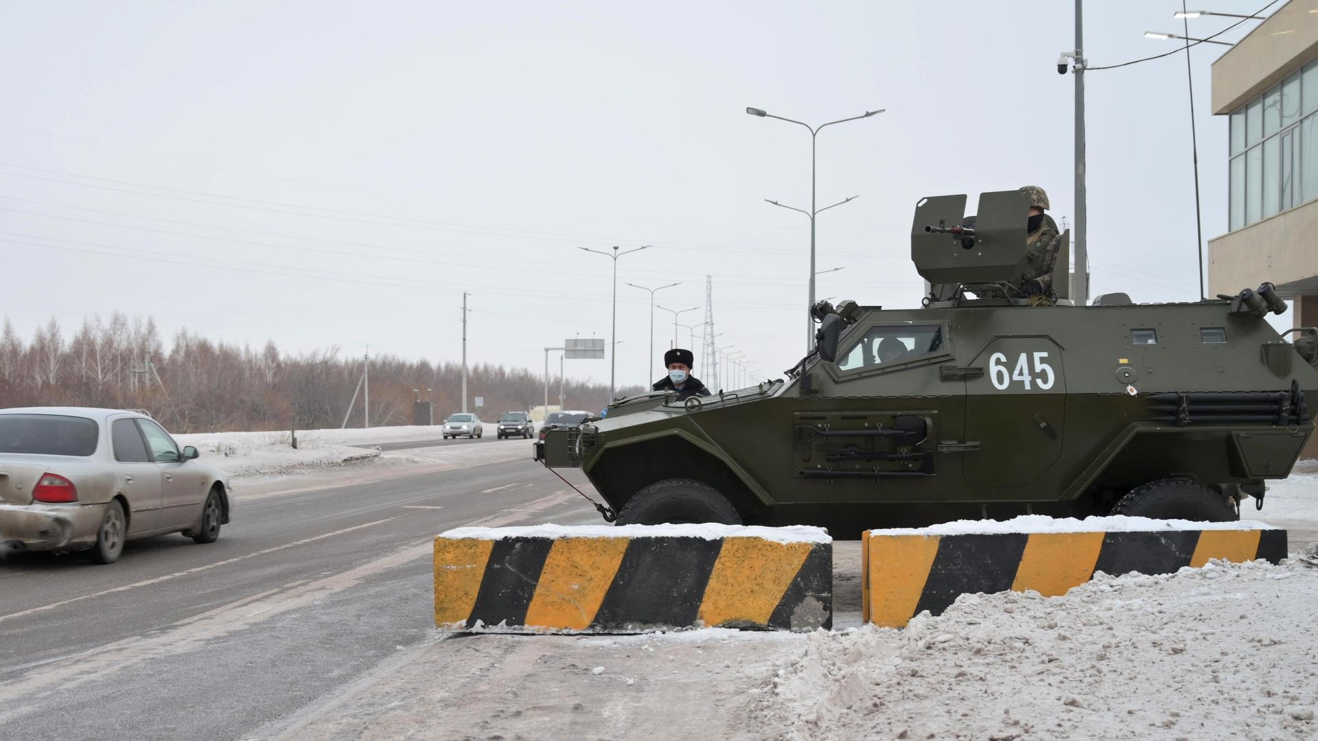 Сотрудник полиции и военнослужащий дежурят на одной из улиц в Нур-Султане Сотрудник полиции и военнослужащий дежурят на одной из улиц в Нур-Султане - РИА Новости, 1920, 08.01.2022