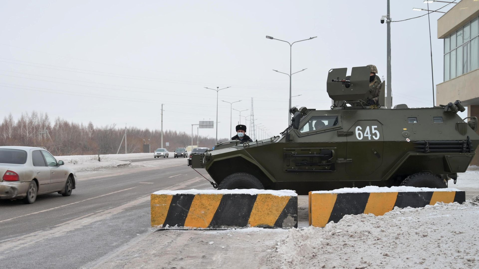 Сотрудник полиции и военнослужащий дежурят на одной из улиц в Нур-Султане Сотрудник полиции и военнослужащий дежурят на одной из улиц в Нур-Султане - РИА Новости, 1920, 08.01.2022