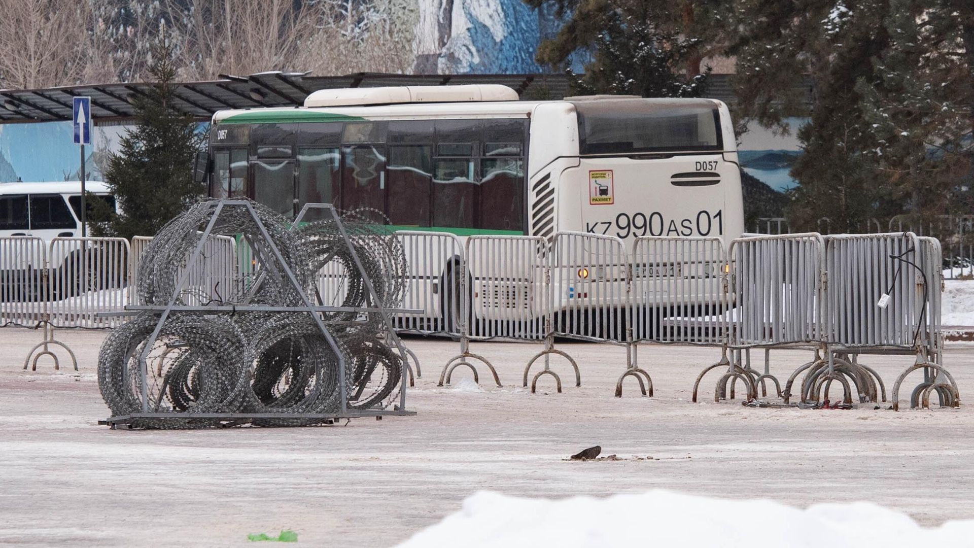 Металлические ограждения и колючая проволока на одной из улиц в Нур-Султане Металлические ограждения и колючая проволока на одной из улиц в Нур-Султане - РИА Новости, 1920, 08.01.2022