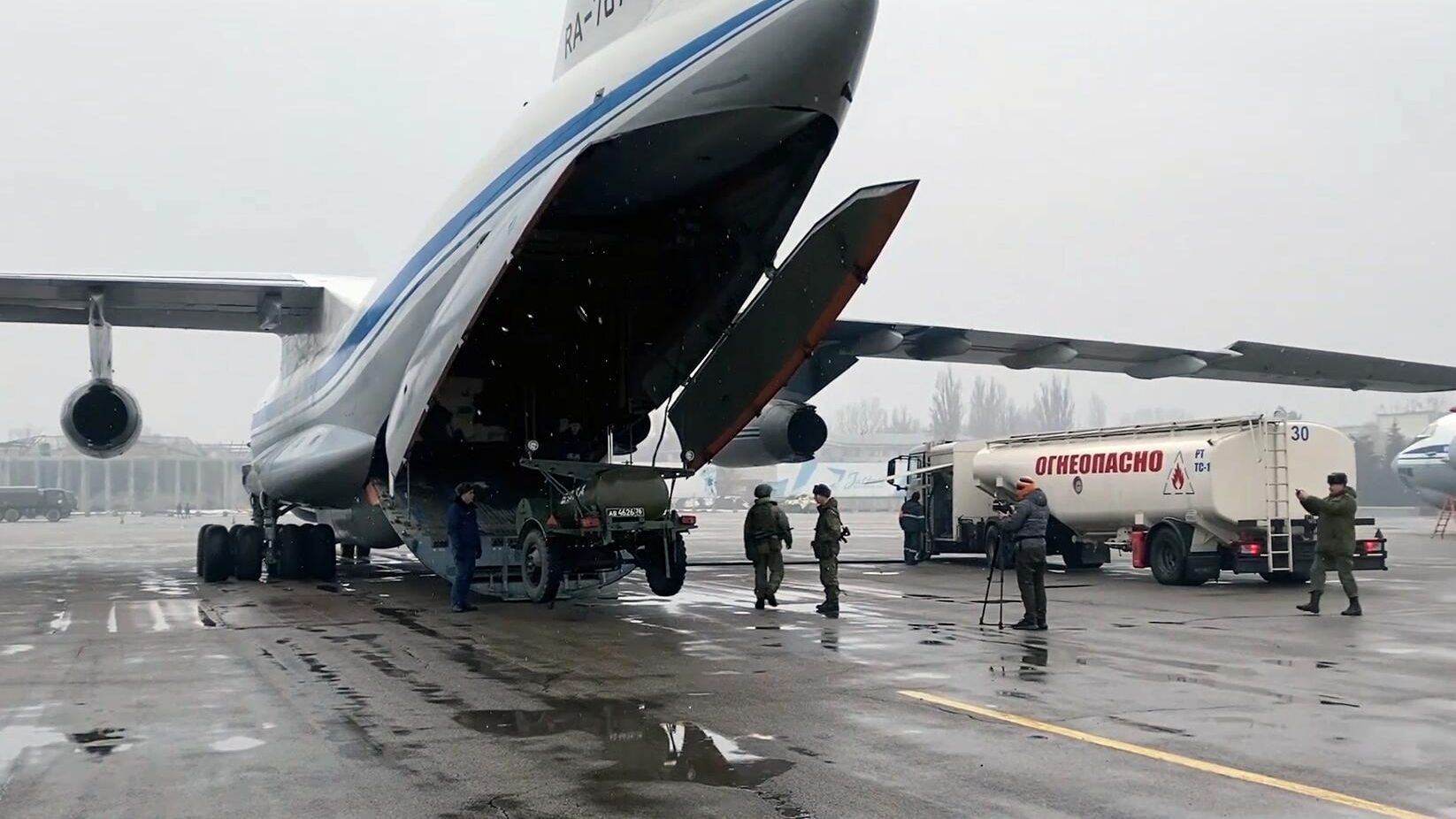 Выгрузка личного состава и военной техники из состава миротворческих сил ОДКБ на аэродроме в Казахстане Выгрузка личного состава и военной техники из состава миротворческих сил ОДКБ на аэродроме в Казахстане - РИА Новости, 1920, 10.01.2022