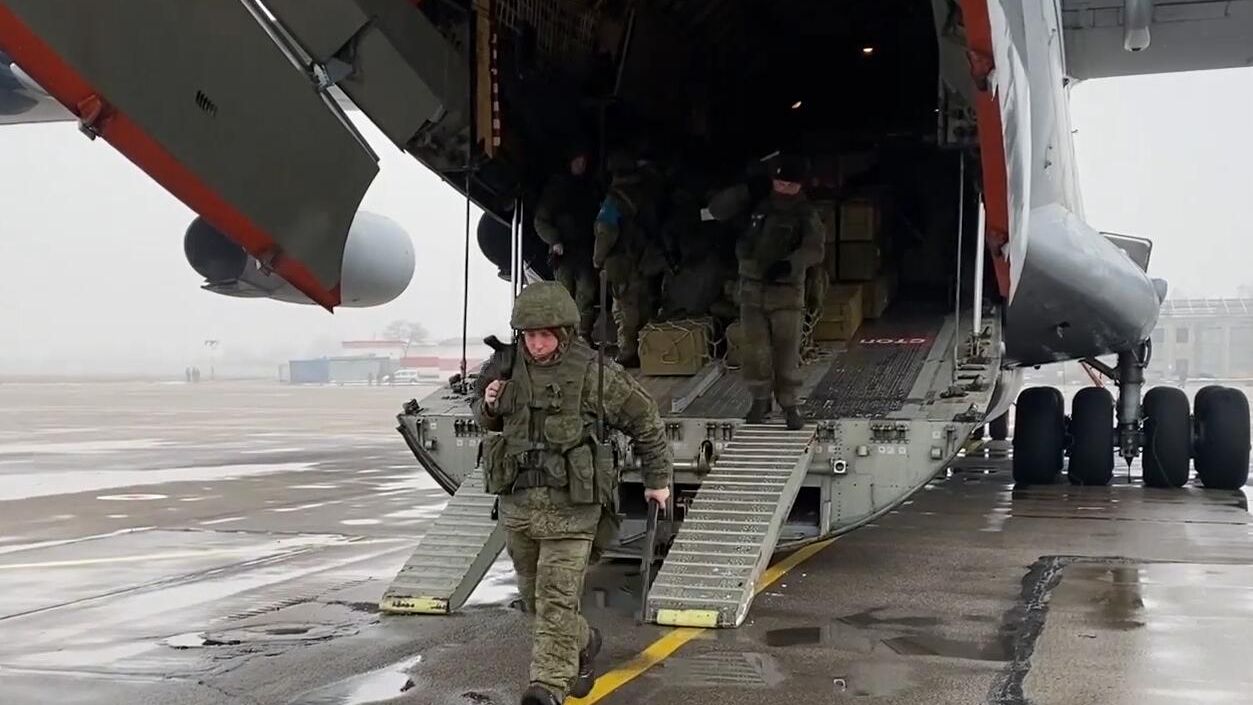 Выгрузка личного состава и военной техники из состава миротворческих сил ОДКБ на аэродроме в Казахстане Выгрузка личного состава и военной техники из состава миротворческих сил ОДКБ на аэродроме в Казахстане - РИА Новости, 1920, 07.01.2022