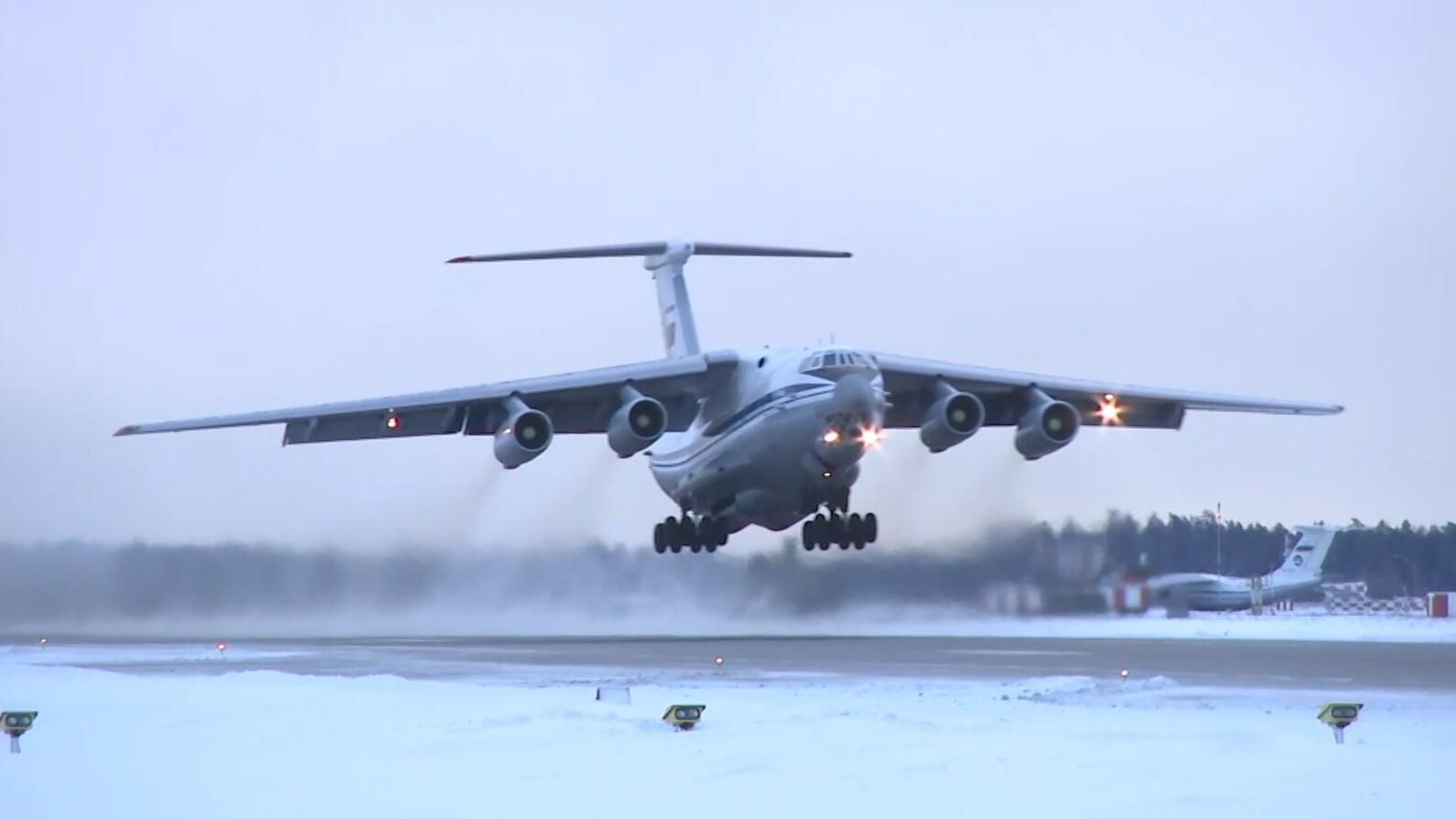 Самолет Ил-76 Министерства обороны РФ с военнослужащими из состава миротворческих сил ОДКБ Самолет Ил-76 Министерства обороны РФ с военнослужащими из состава миротворческих сил ОДКБ - РИА Новости, 1920, 14.01.2022