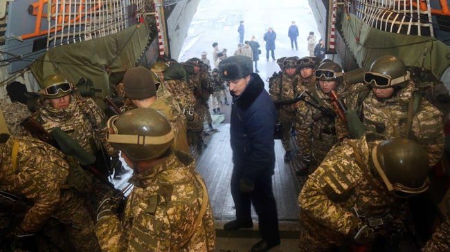 Киргизские миротворцы вылетели в Казахстан с аэродрома Объединенной российской военной базы Кант Киргизские миротворцы вылетели в Казахстан с аэродрома Объединенной российской военной базы Кант