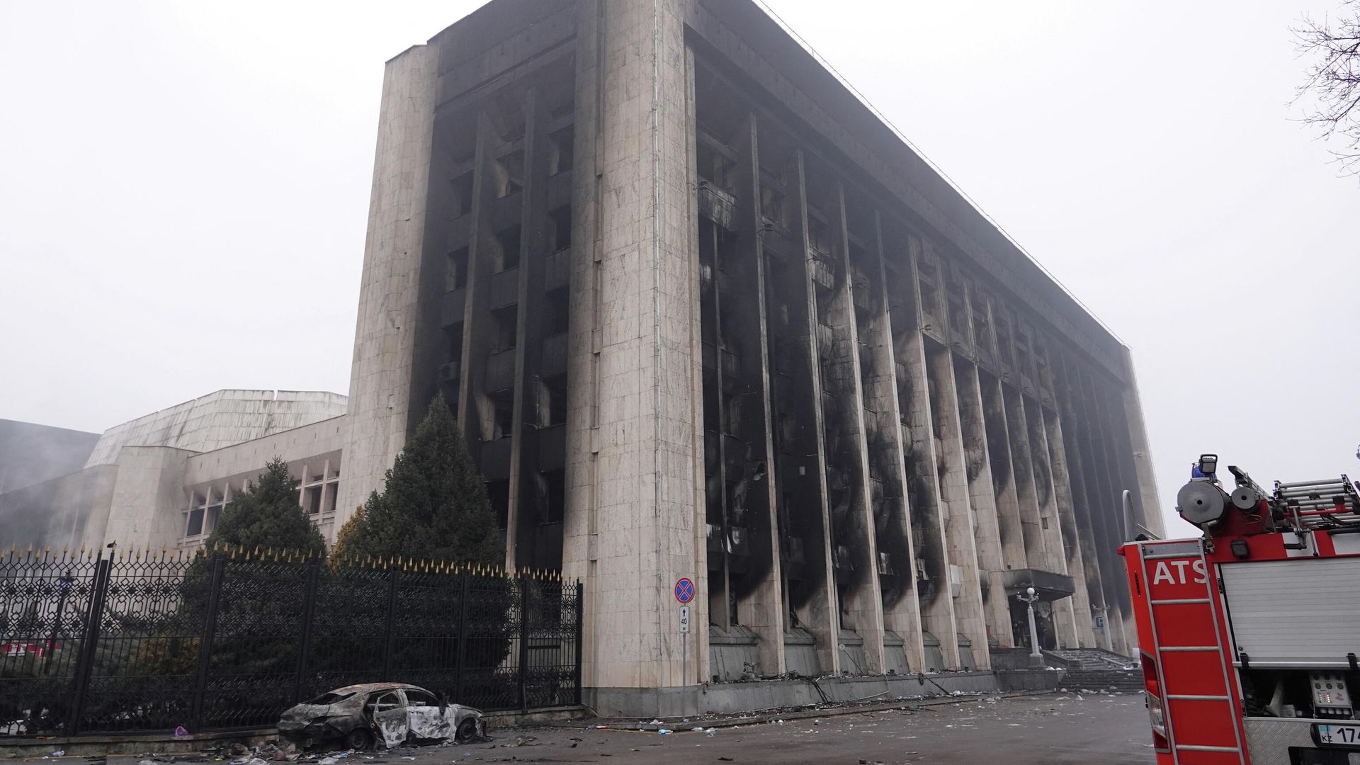 Сгоревшее здание городской администрации в Алма-Ате Сгоревшее здание городской администрации в Алма-Ате - РИА Новости, 1920, 08.01.2022