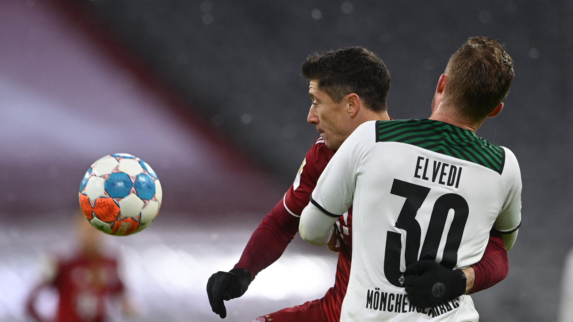 Bayern Munich's Polish forward Robert Lewandowski (Back) and Moenchengladbach's Swiss defender Nico Elvedi vie for the ball during the German first division Bundesliga football match FC Bayern Munich v Borussia Moenchengladbach in Munich, southern Germany on January 7, 2022. (Photo by CHRISTOF STACHE / AFP) / DFL REGULATIONS PROHIBIT ANY USE OF PHOTOGRAPHS AS IMAGE SEQUENCES AND/OR QUASI-VIDEO Bayern Munich's Polish forward Robert Lewandowski (Back) and Moenchengladbach's Swiss defender Nico Elvedi vie for the ball during the German first division Bundesliga football match FC Bayern Munich v Borussia Moenchengladbach in Munich, southern Germany on January 7, 2022. (Photo by CHRISTOF STACHE / AFP) / DFL REGULATIONS PROHIBIT ANY USE OF PHOTOGRAPHS AS IMAGE SEQUENCES AND/OR QUASI-VIDEO - РИА Новости, 1920, 08.01.2022