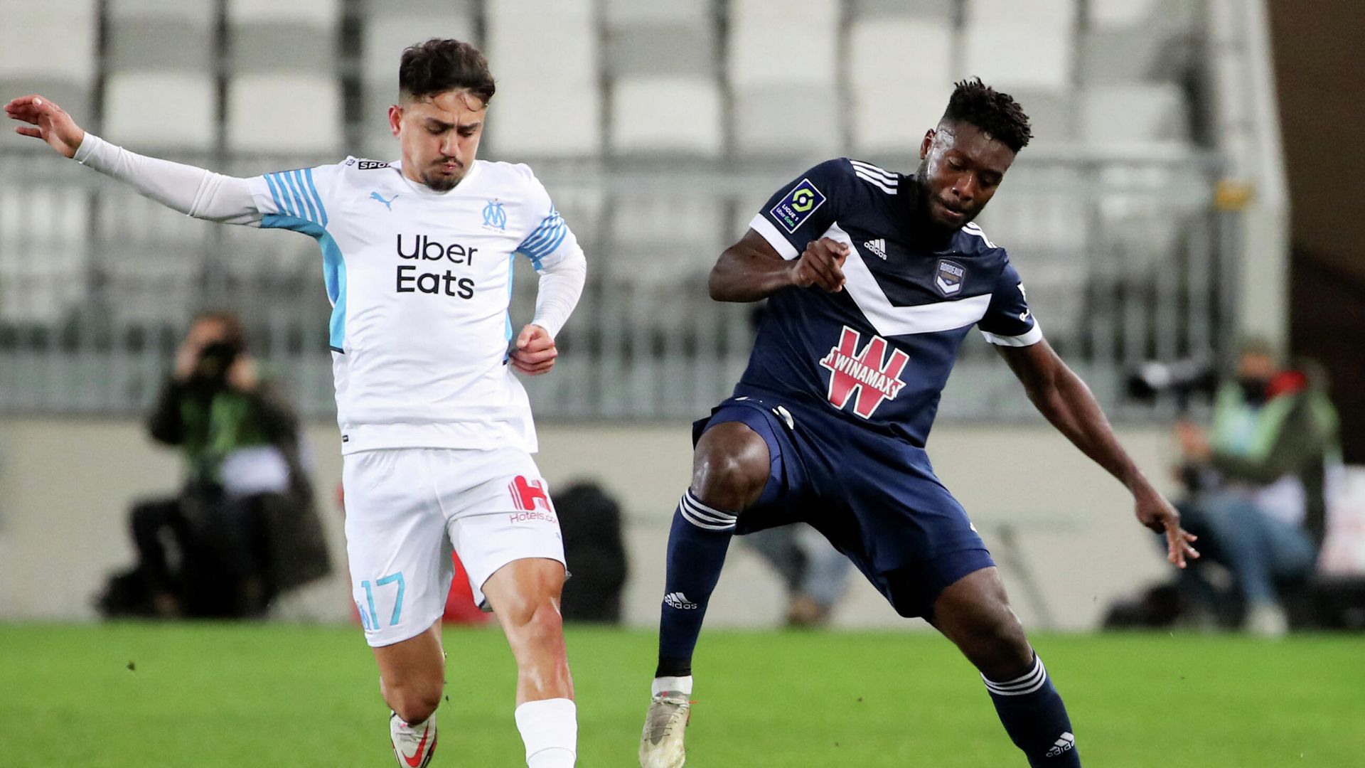 Marseille's Turkish forward Cengiz Under (L) fights for the ball with Bordeaux' French defender Enock Kwateng during the French L1 football match between Girondins de Bordeaux and Olympique de Marseille (OM) at the Matmut stadium in Bordeaux, southwestern France, on January 7, 2022. (Photo by ROMAIN PERROCHEAU / AFP) Marseille's Turkish forward Cengiz Under (L) fights for the ball with Bordeaux' French defender Enock Kwateng during the French L1 football match between Girondins de Bordeaux and Olympique de Marseille (OM) at the Matmut stadium in Bordeaux, southwestern France, on January 7, 2022. (Photo by ROMAIN PERROCHEAU / AFP) - РИА Новости, 1920, 08.01.2022