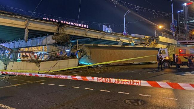 Сотрудники МЧС на месте обрушения пешеходной части моста в Минске