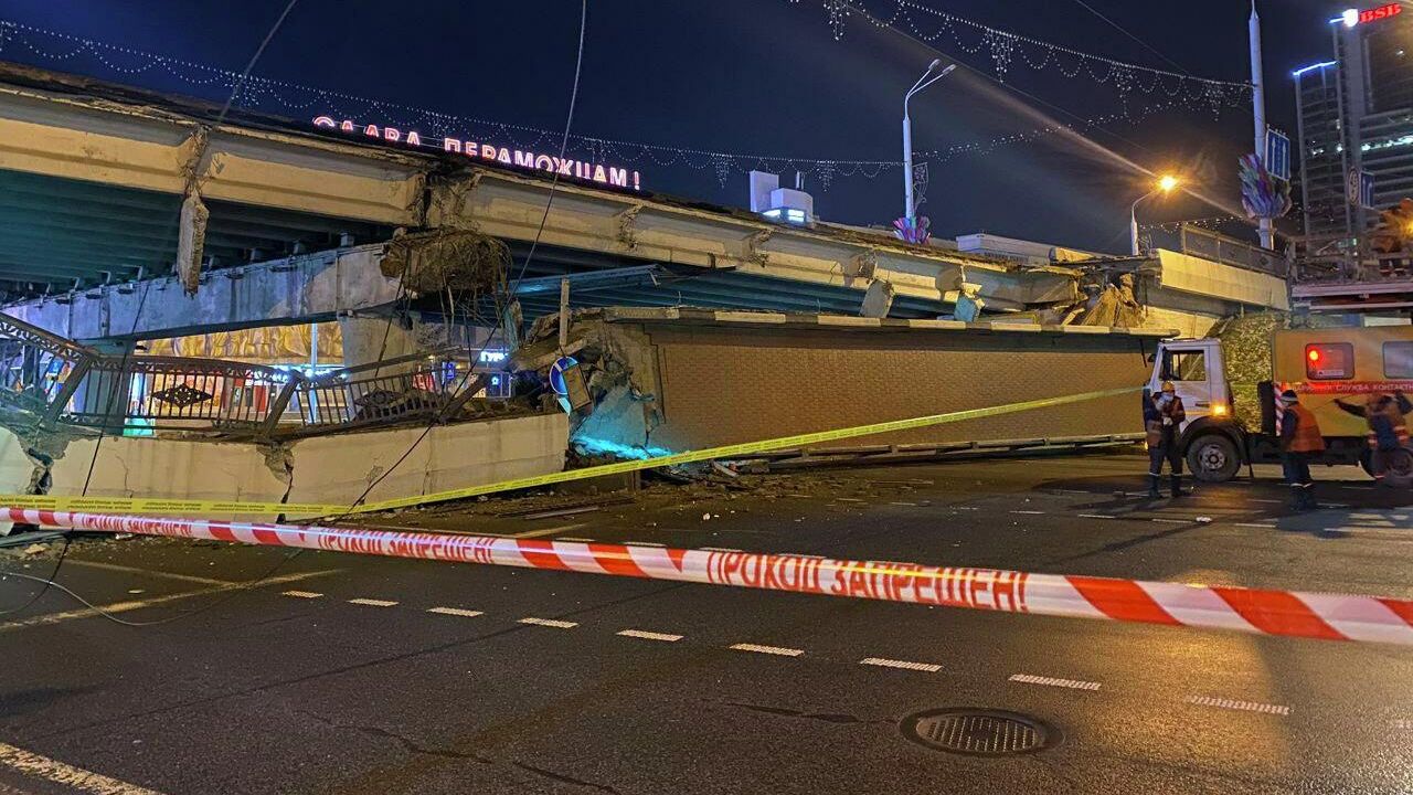 Сотрудники МЧС на месте обрушения пешеходной части моста в Минске Сотрудники МЧС на месте обрушения пешеходной части моста в Минске - РИА Новости, 1920, 08.01.2022