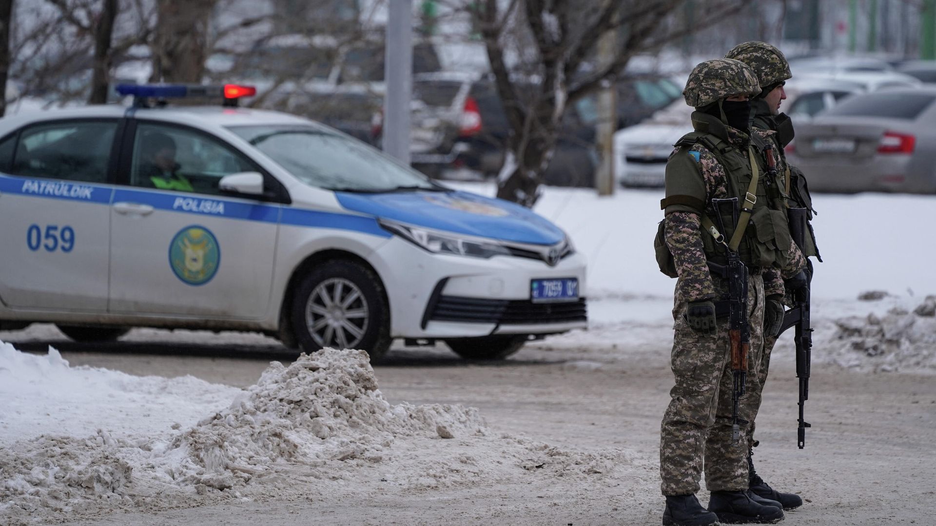 Полиция и военные на блокпосту в Казахстане Полиция и военные на блокпосту в Казахстане - РИА Новости, 1920, 08.01.2022