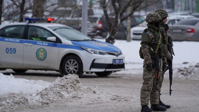 Полиция и военные на блок-посту в Нур-Султане, Казахстан