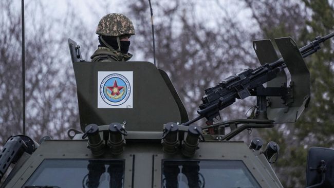 Военный на блок-посту в Нур-Султане, Казахстан