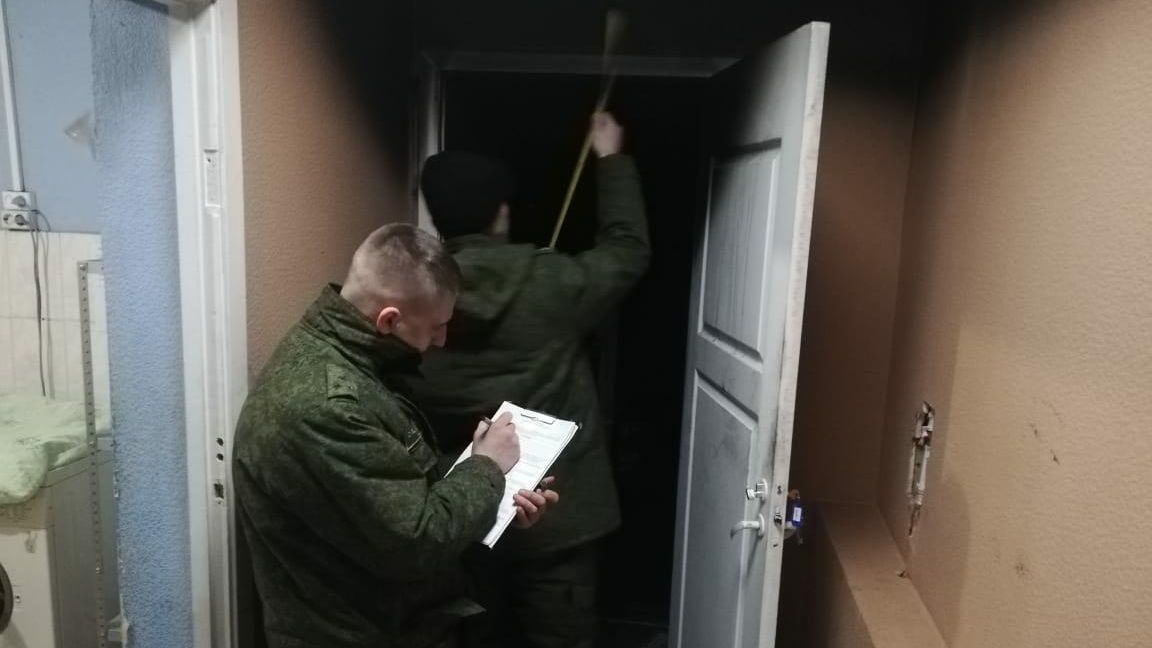Сотрудники СК на месте пожара в пансионате Золотой век в Кемеровской области Сотрудники СК на месте пожара в пансионате Золотой век в Кемеровской области - РИА Новости, 1920, 08.01.2022