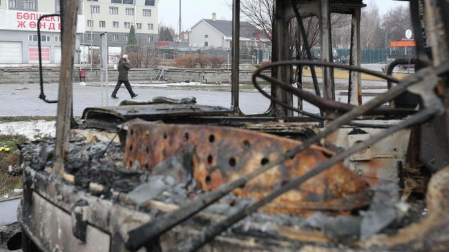 Мужчина проходит мимо сгоревшего автомобиля в Алма-Ате Мужчина проходит мимо сгоревшего автомобиля в Алма-Ате