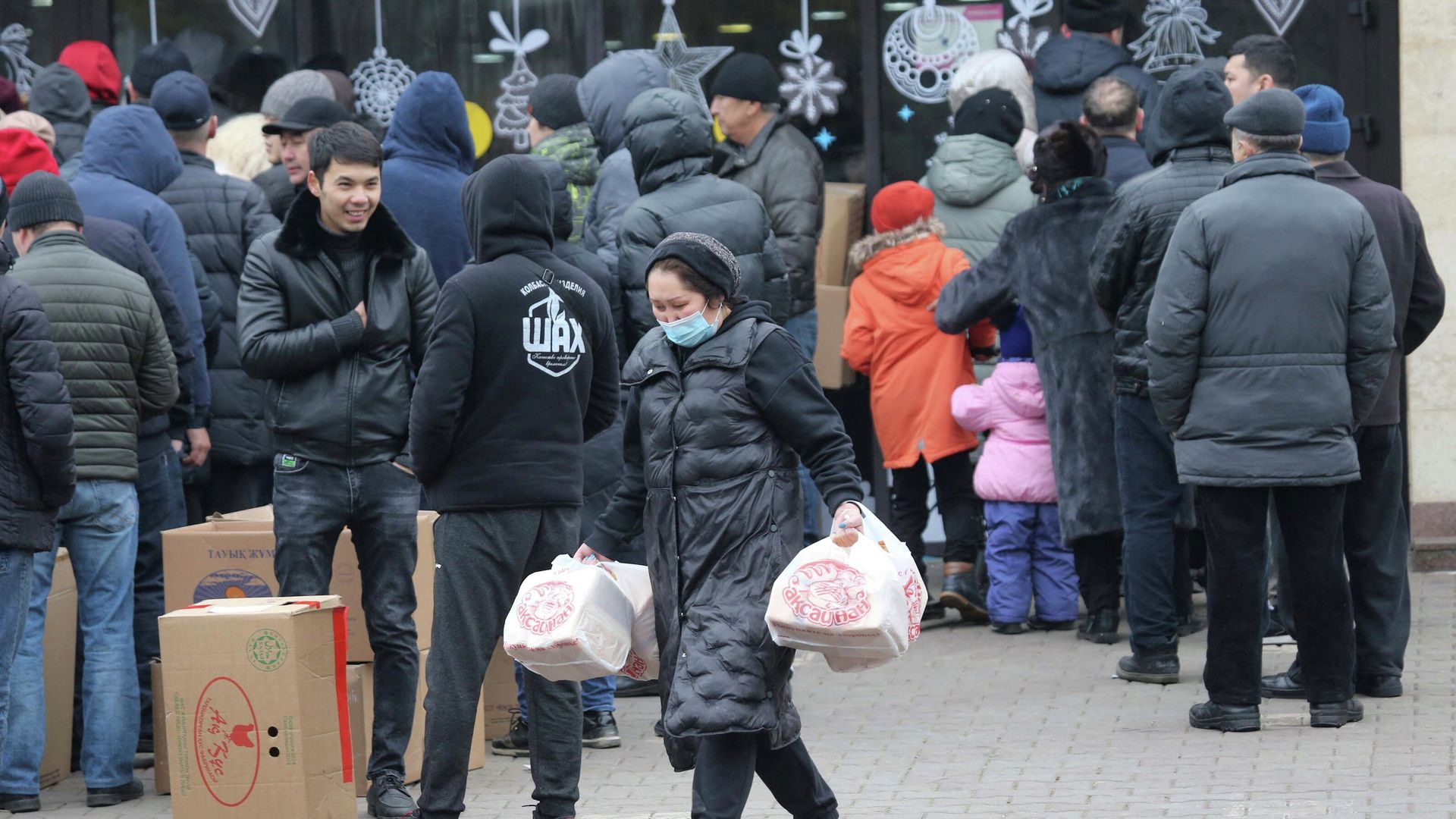 Местные жители возле продуктового магазина в Алма-Ате Местные жители возле продуктового магазина в Алма-Ате - РИА Новости, 1920, 08.01.2022