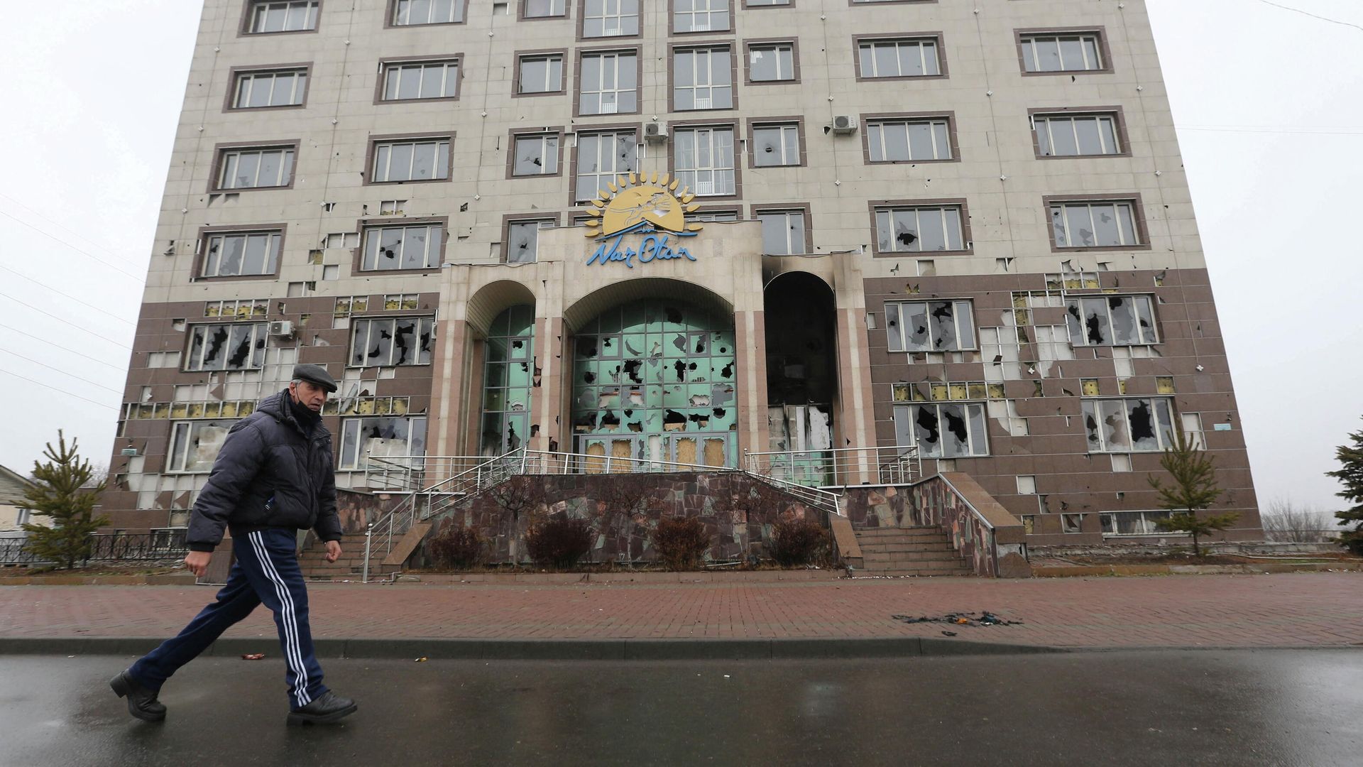 Здание правящей партии Нур Отан, которое было повреждено во время массовых протестов, в Алма-Ате, Казахстан Здание правящей партии Нур Отан, которое было повреждено во время массовых протестов, в Алма-Ате, Казахстан - РИА Новости, 1920, 18.01.2022