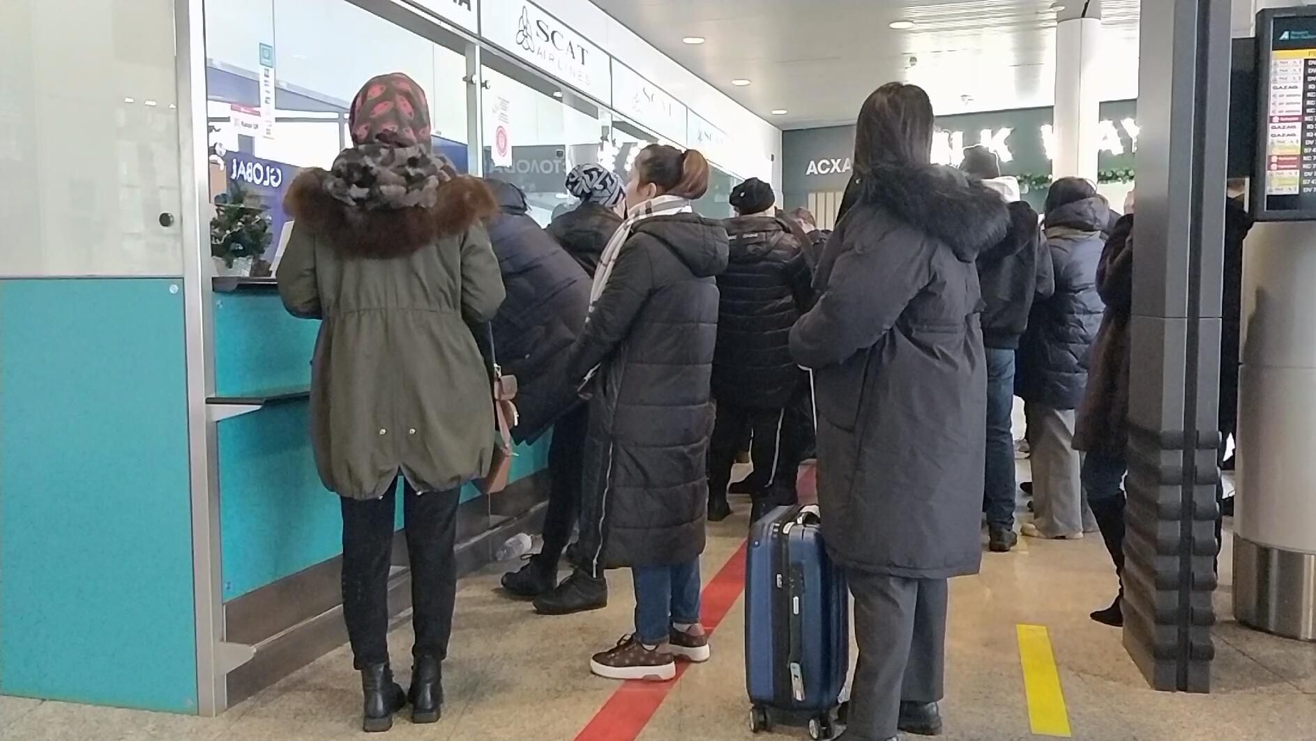 Пассажиры в Международном аэропорту Нурсултан Назарбаев в Нур-Султане Пассажиры в Международном аэропорту Нурсултан Назарбаев в Нур-Султане - РИА Новости, 1920, 08.01.2022