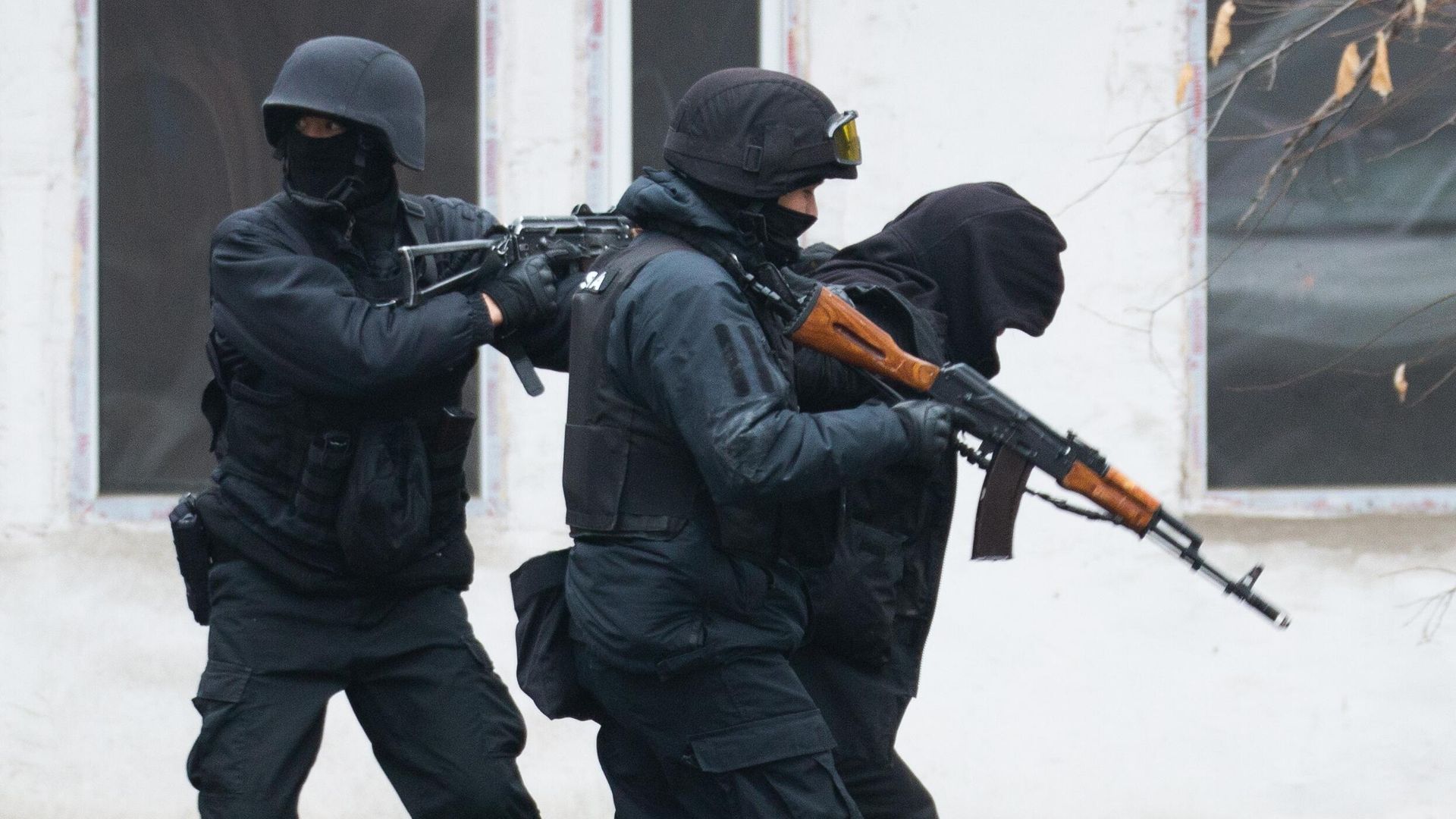 Полицейские задерживают мужчину на улице Байтурсынова в Алма-Ате Полицейские задерживают мужчину на улице Байтурсынова в Алма-Ате - РИА Новости, 1920, 09.01.2022