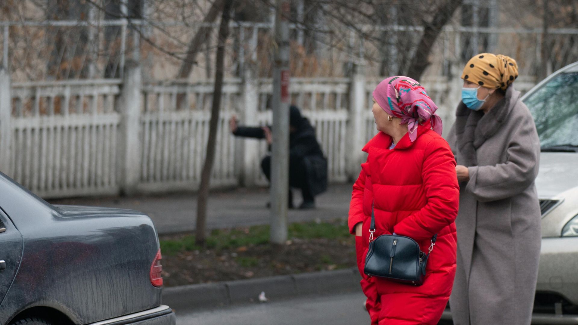 Женщины во время стрельбы на улице Байтурсынова в Алма-Ате Женщины во время стрельбы на улице Байтурсынова в Алма-Ате - РИА Новости, 1920, 10.01.2022