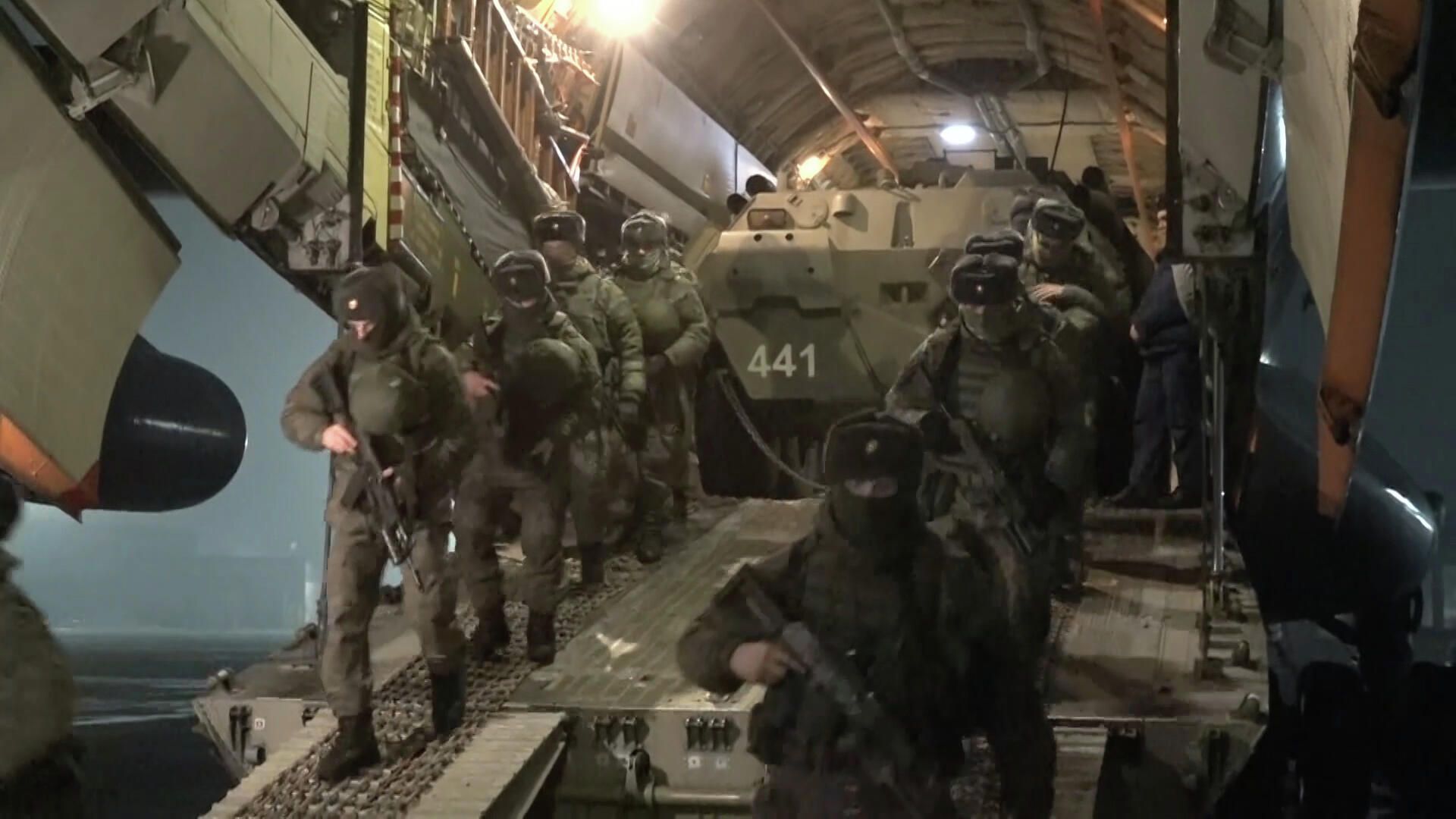 Выгрузка личного состава и военной техники из состава миротворческих сил ОДКБ на аэродроме в Казахстане Выгрузка личного состава и военной техники из состава миротворческих сил ОДКБ на аэродроме в Казахстане - РИА Новости, 1920, 09.01.2022