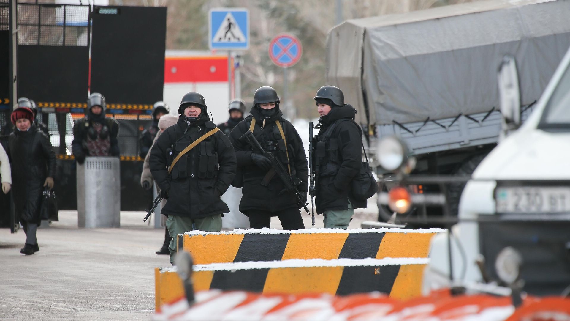 Подразделения полиции у резиденции президента Казахстана Акорда в Нур-Султане - РИА Новости, 1920, 09.01.2022