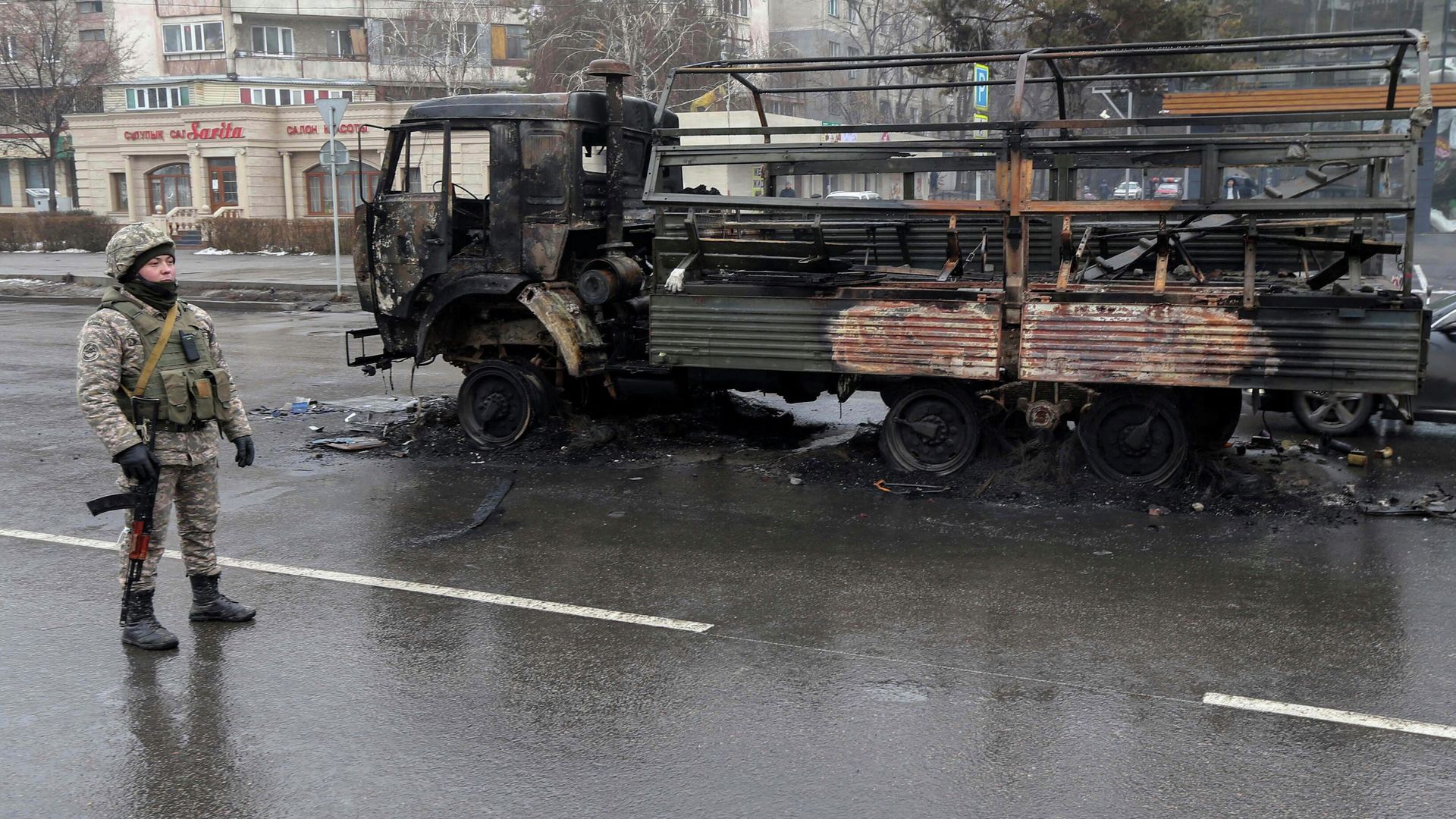Военный возле сгоревшего грузовика на одной из улиц в Алма-Ате - РИА Новости, 1920, 08.01.2022