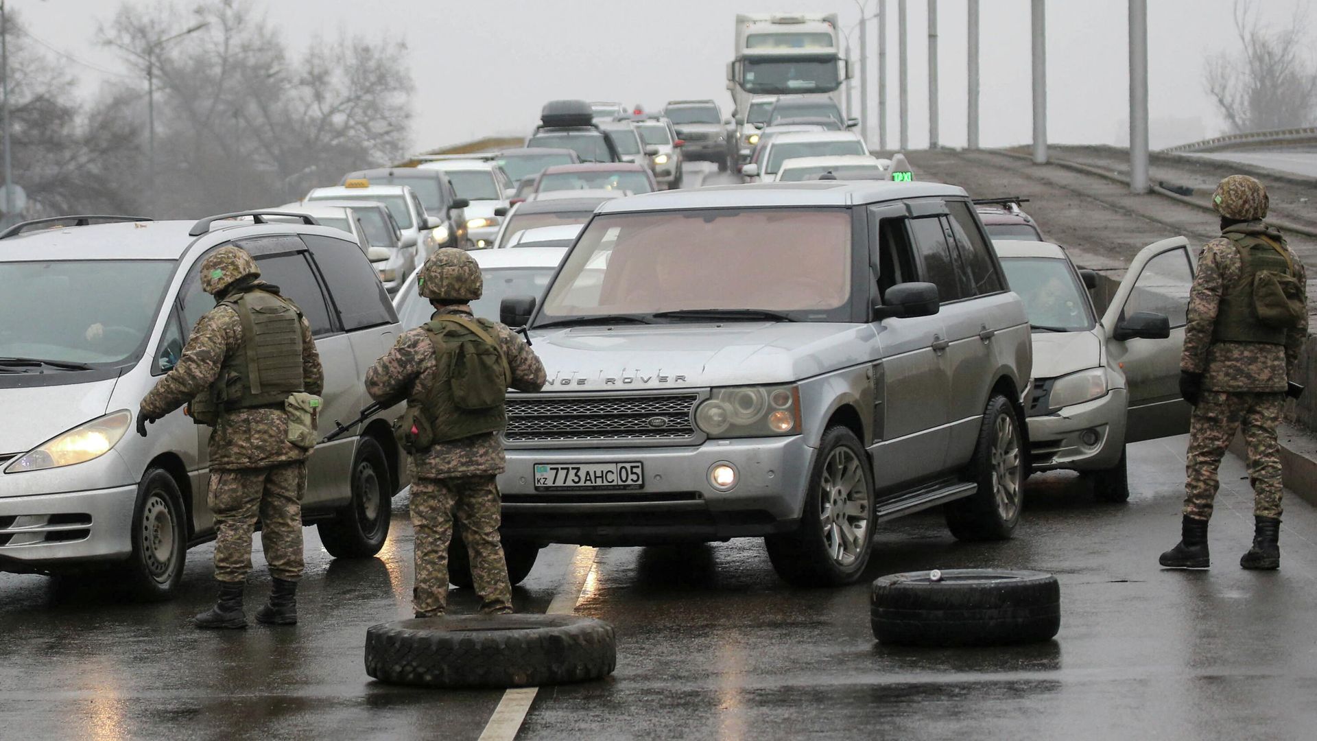 Блокпост с военными, организованный на дороге в Алма-Ате после массовых беспорядков Блокпост с военными, организованный на дороге в Алма-Ате после массовых беспорядков - РИА Новости, 1920, 09.01.2022