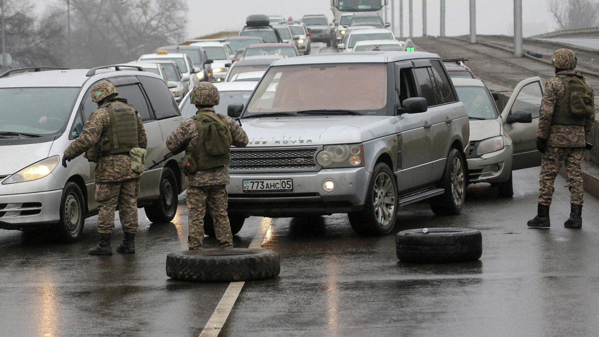 Блокпост с военными, организованный на дороге в Алма-Ате после массовых беспорядков Блокпост с военными, организованный на дороге в Алма-Ате после массовых беспорядков - РИА Новости, 1920, 09.01.2022
