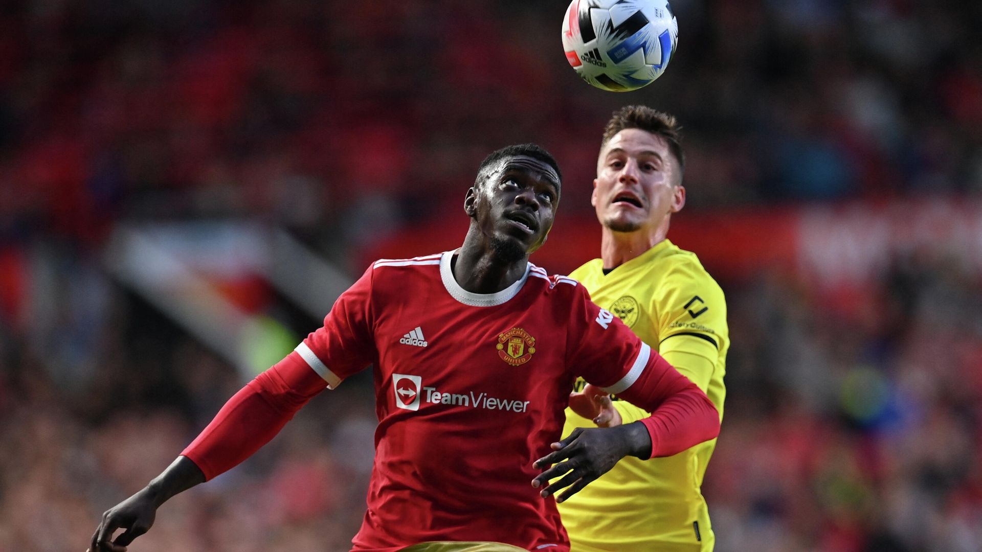 Manchester United's Congo-born English defender Axel Tuanzebe (L) vies with Brentford's Spanish striker Sergi Canos during the English Premier League friendly football match between Manchester United and Brentford at Old Trafford in Manchester, north west England, on July 28, 2021. (Photo by Paul ELLIS / AFP) / RESTRICTED TO EDITORIAL USE. No use with unauthorized audio, video, data, fixture lists, club/league logos or 'live' services. Online in-match use limited to 120 images. An additional 40 images may be used in extra time. No video emulation. Social media in-match use limited to 120 images. An additional 40 images may be used in extra time. No use in betting publications, games or single club/league/player publications. / Manchester United's Congo-born English defender Axel Tuanzebe (L) vies with Brentford's Spanish striker Sergi Canos during the English Premier League friendly football match between Manchester United and Brentford at Old Trafford in Manchester, north west England, on July 28, 2021. (Photo by Paul ELLIS / AFP) / RESTRICTED TO EDITORIAL USE. No use with unauthorized audio, video, data, fixture lists, club/league logos or 'live' services. Online in-match use limited to 120 images. An additional 40 images may be used in extra time. No video emulation. Social media in-match use limited to 120 images. An additional 40 images may be used in extra time. No use in betting publications, games or single club/league/player publications. / - РИА Новости, 1920, 08.01.2022