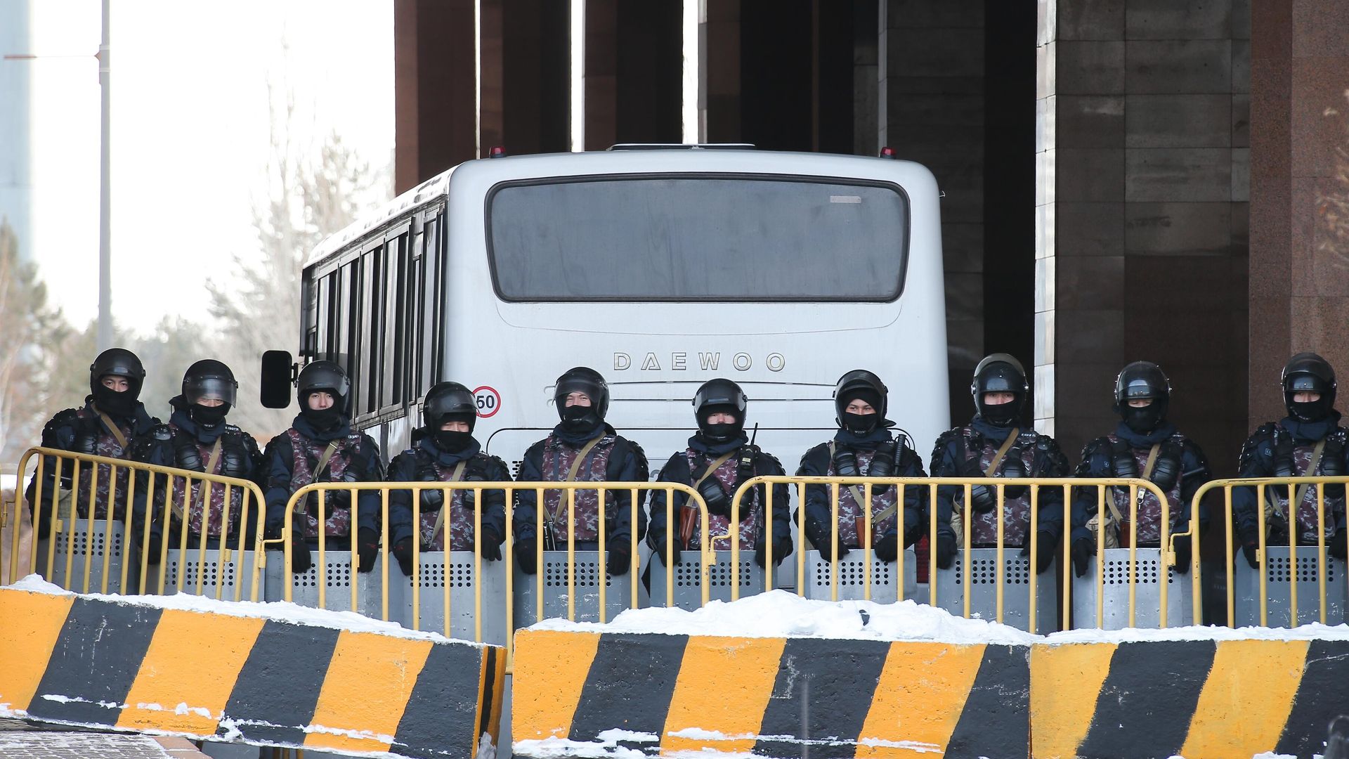 Подразделения полиции у дворца президента Казахстана Акорда в Нур-Султане - РИА Новости, 1920, 09.01.2022