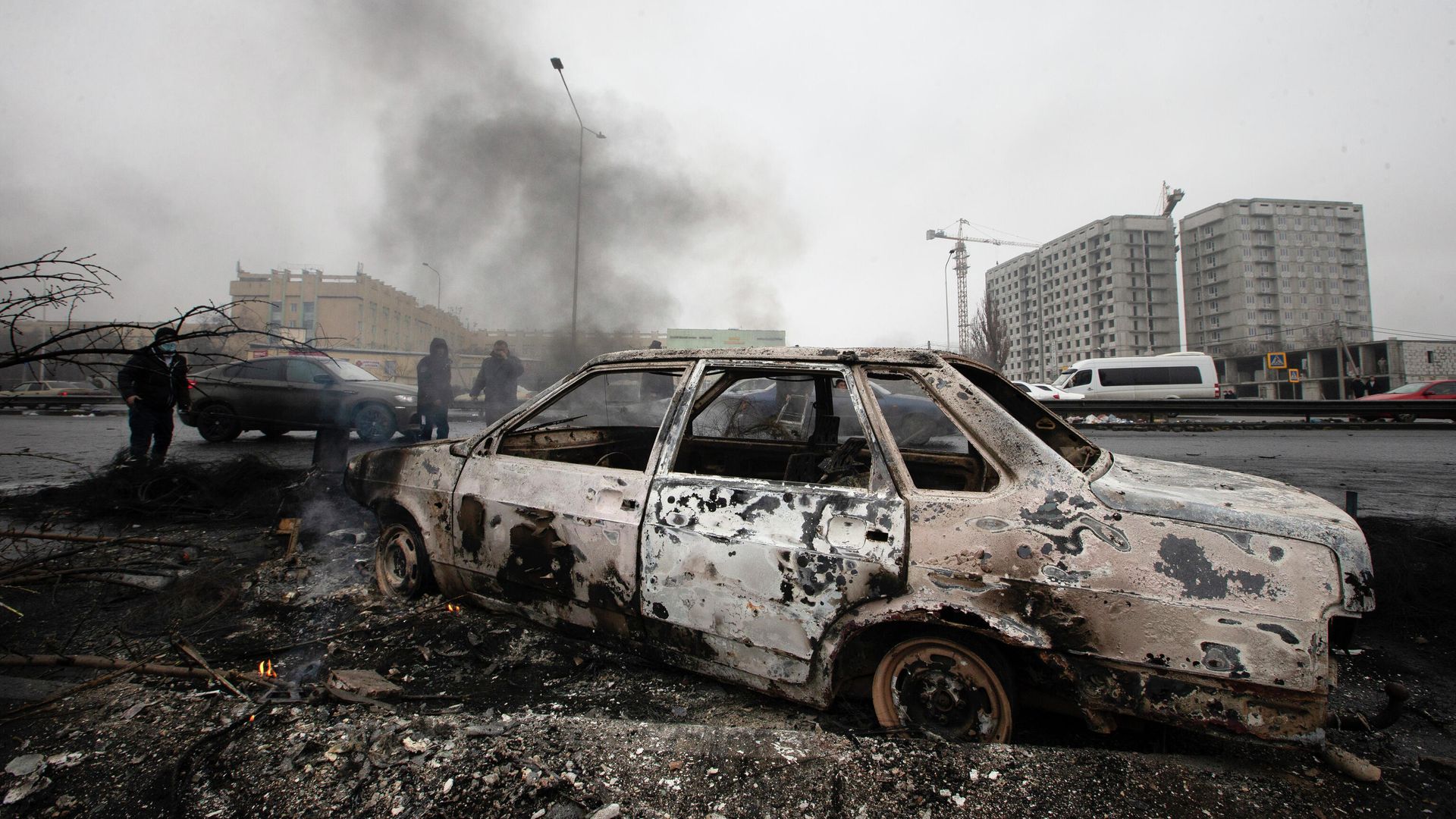 Сгоревший автомобиль в Алма-Ате, Казахстан Сгоревший автомобиль в Алма-Ате, Казахстан - РИА Новости, 1920, 10.01.2022