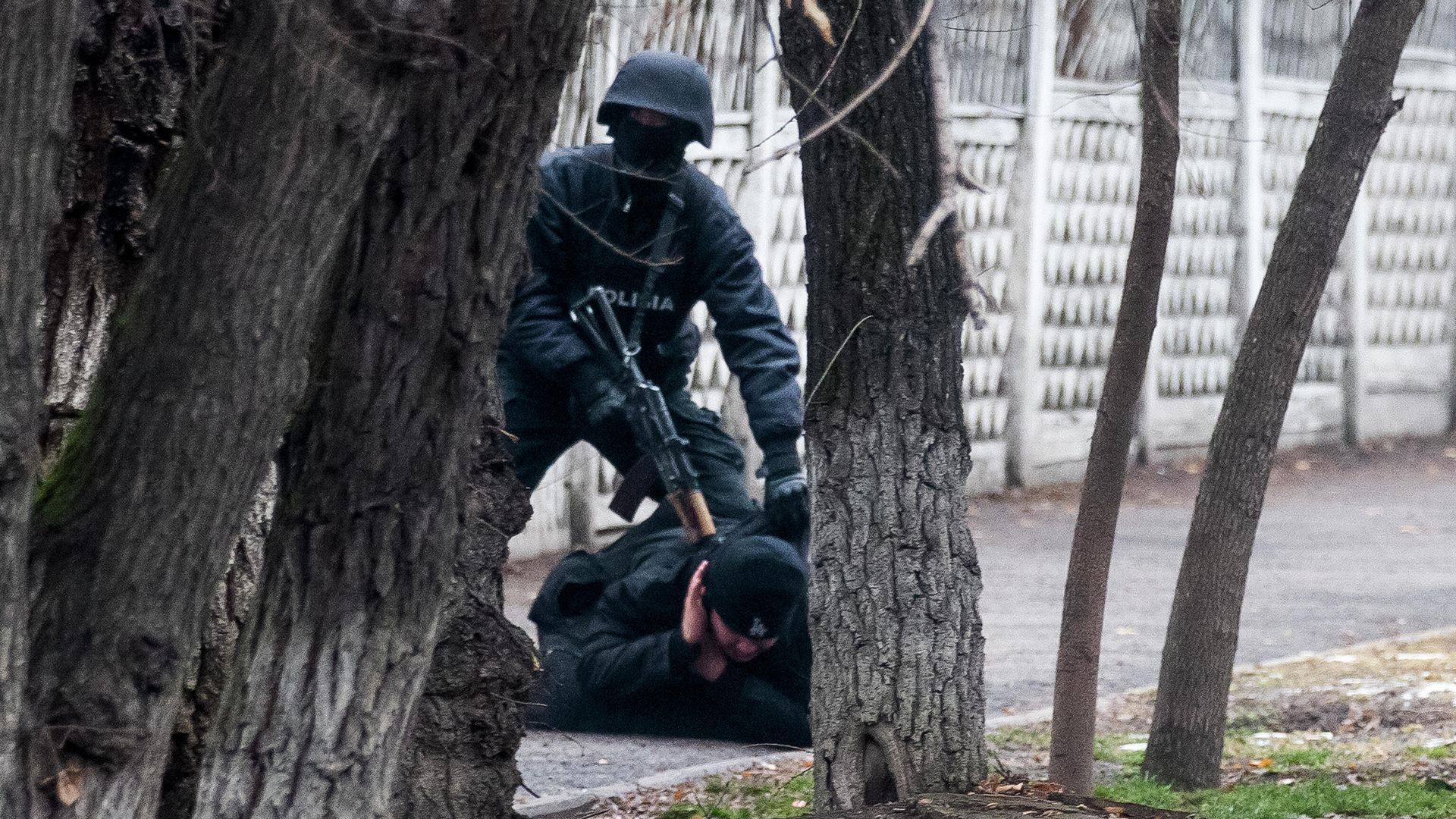 Сотрудник полиции задерживает участника акции протеста в Алма-Ате, Казахстан - РИА Новости, 1920, 11.01.2022