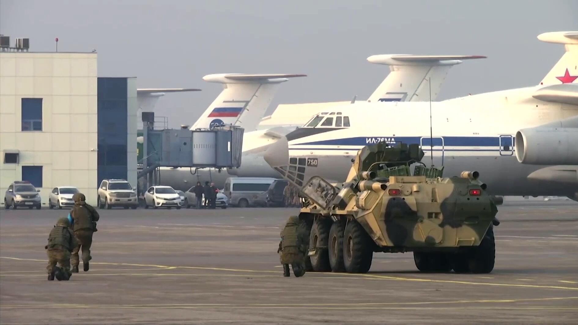 Тренировка подразделений российского контингента миротворческих сил ОДКБ на аэродроме в Алматы Тренировка подразделений российского контингента миротворческих сил ОДКБ на аэродроме в Алматы - РИА Новости, 1920, 10.01.2022