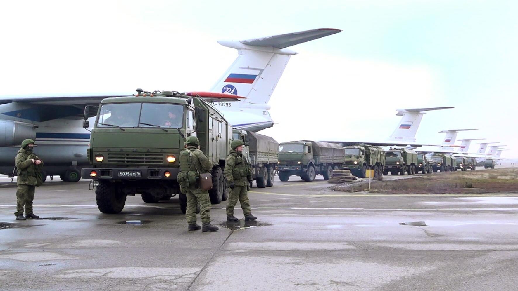 Личный состав и военная техника из состава российского контингента миротворческих сил ОДКБ на аэродроме в Алматы Личный состав и военная техника из состава российского контингента миротворческих сил ОДКБ на аэродроме в Алматы - РИА Новости, 1920, 10.01.2022