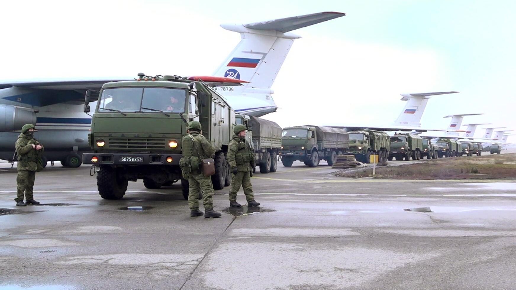 Личный состав и военная техника из состава российского контингента миротворческих сил ОДКБ на аэродроме в Алматы. Скриншот видео Личный состав и военная техника из состава российского контингента миротворческих сил ОДКБ на аэродроме в Алматы. Скриншот видео - РИА Новости, 1920, 10.01.2022