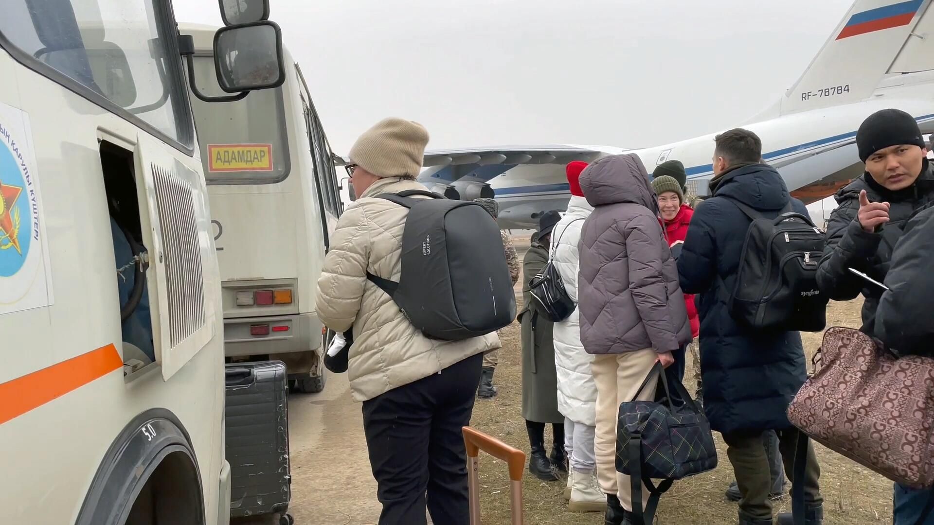 Эвакуация российских туристов из Алма-Аты самолетом военно-транспортной авиации Эвакуация российских туристов из Алма-Аты самолетом военно-транспортной авиации - РИА Новости, 1920, 13.01.2022
