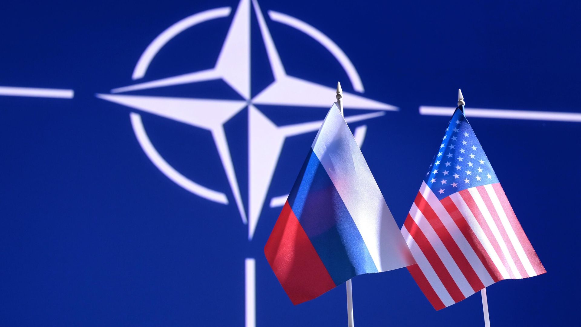 Флаги России и США на фоне логотипа НАТО - РИА Новости, 1920, 29.05.2025