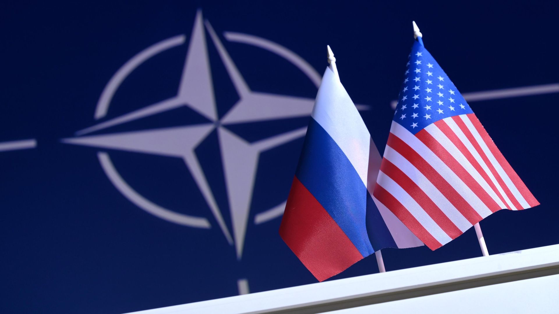 Флаги РФ и США на фоне логотипа НАТО Флаги РФ и США на фоне логотипа НАТО - РИА Новости, 1920, 23.12.2024