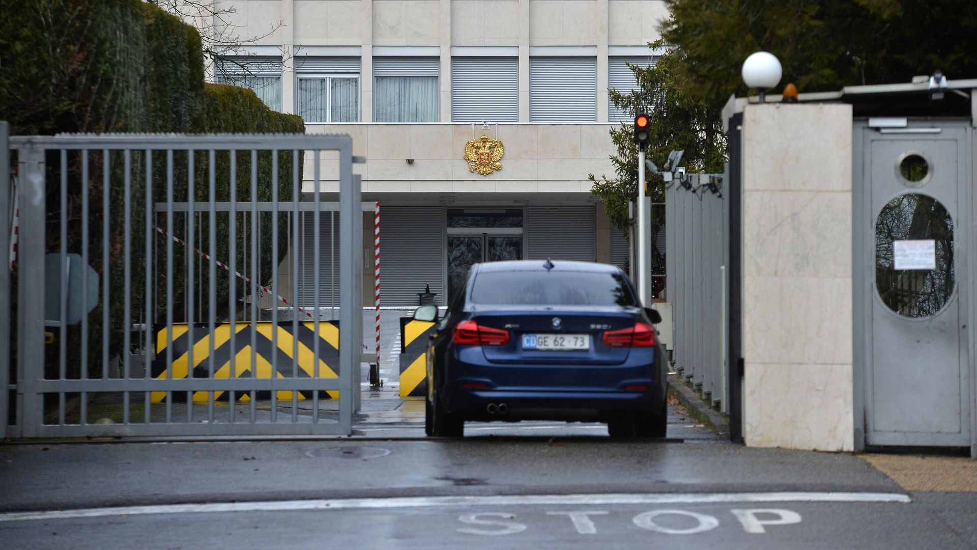 Автомобиль заезжает на территорию Постоянного Представительства Российской Федерации при Отделении ООН и других МО в Женеве Автомобиль заезжает на территорию Постоянного Представительства Российской Федерации при Отделении ООН и других МО в Женеве - РИА Новости, 1920, 10.01.2022
