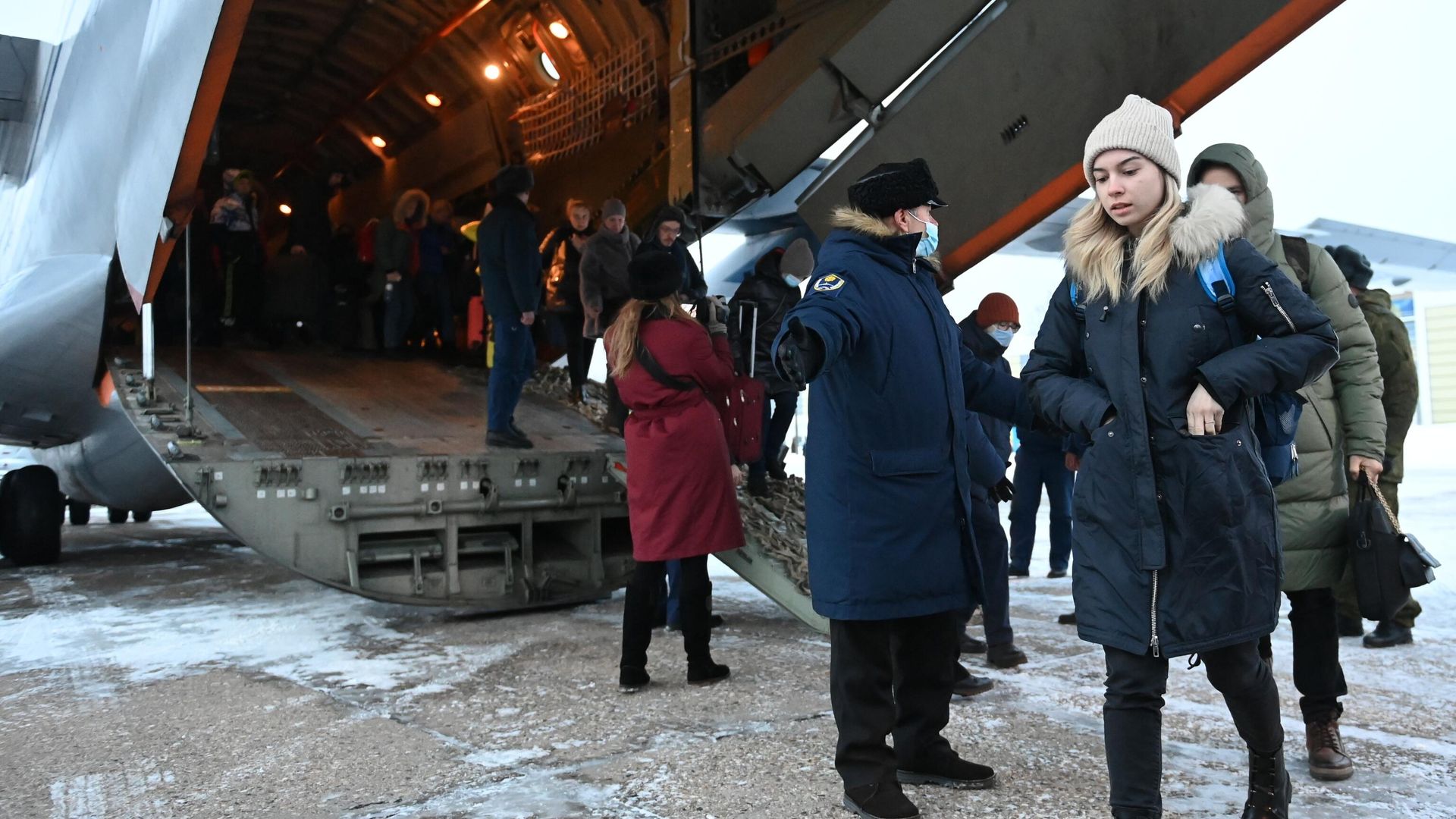 Граждане России, эвакуированные из Республики Казахстан самолетом Ил-76МД военно-транспортной авиации Минобороны России, на аэродроме Чкаловский в Московской области Граждане России, эвакуированные из Республики Казахстан самолетом Ил-76МД военно-транспортной авиации Минобороны России, на аэродроме Чкаловский в Московской области - РИА Новости, 1920, 10.01.2022